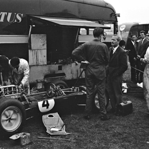 Dans le paddock de Oulton Park pendant la Gold Cup Dans le paddock de Oulton Park pendant la Gold Cup